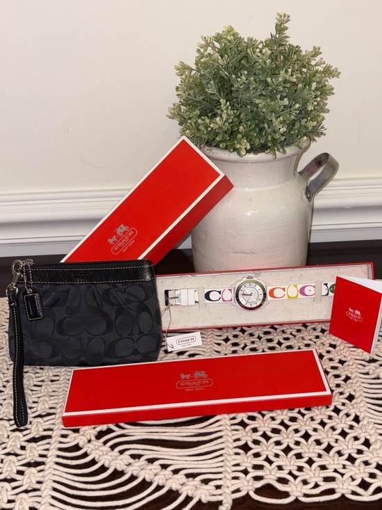 Coach Accessories - Coach BUNDLE Boyfriend "C" logo white silicone/rubber strap watch NEW & Wristlet